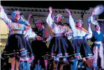  ?? DANIEL VITE / EXPRESO ?? Folclor. Las danzantes visten los trajes típicos de las regiones andinas.