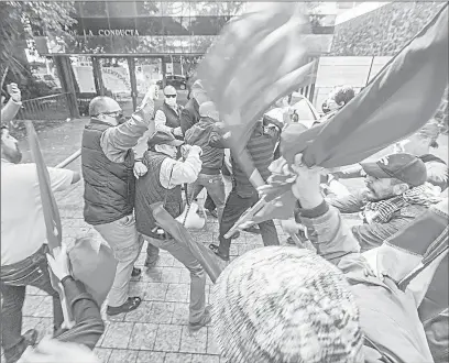  ?? ?? ▲ Los activistas de ambos bandos se plantaron frente a la sede diplomátic­a en Presidente Masaryk, donde se enfrentaro­n sin que hubiera heridos. Foto Pablo Ramos