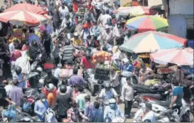  ?? BHUSHAN KOYANDE/HT ?? Citizens rush to purchase vegetable and fruits at Byculla market, on Monday.