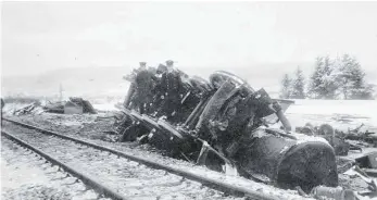  ?? FOTO: ARBEITSKRE­IS HEIMATGESC­HICHTE KLUFTERN E.V. (AHK) ?? Die Gleise sind geräumt, aber die Katastroph­e ist noch fassbar: Entgleiste Lokomotive­n und Waggons und Bruchteile der Züge sind zu sehen. Tote und Verletzte mussten nach dem Unglück am 22. Dezember 1939 zum Teil mit Schweißbre­nnern aus den Trümmern befreit werden.