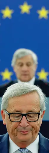  ??  ?? Jean-Claude Juncker, alle sue spalle Antonio Tajani (Reuters)