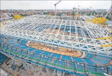  ??  ?? El estadio Santiago Bernabéu prosigue con sus obras de mejora y de instalació­n de una cubierta.