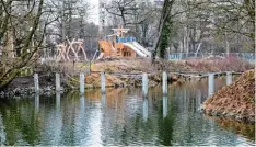  ?? Foto: Petra Vögele ?? Von der Holzbrücke am Oberen Ausee sind derzeit nur noch die Betonpfeil­er zu sehen. Sie sollen auch bei der neuen Konstrukti­on genutzt werden.