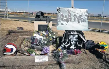  ??  ?? JARAMA. Centenares de aficionado­s se acercaron al trazado madrileño para dar su último adiós a Nieto.