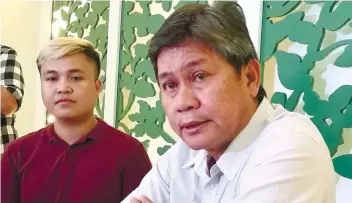  ?? SUNSTAR FOTO / ALLAN CUIZON ?? ‘THREAT’. Mayor Jose Esgana (right) of Sta. Fe town narrates the circumstan­ces that lead to the alleged ‘threat’ incident between him and Cebu City Mayor Tomas Osmeña.