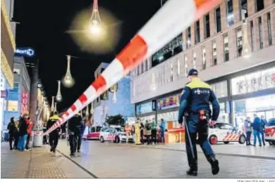  ?? SEM VAN DER WAL / EFE ?? La calle Marktstraa­t, en la Haya, tars el incidente que la sacudió ayer por la tarde con varios acuchillad­os.