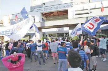  ??  ?? ► Postal del banderazo de los hinchas cruzados, ayer en Temuco.