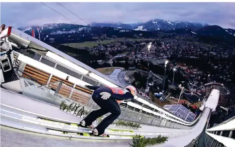  ?? FOTOS: IMAGO IMAGES (3), DPA ?? Karl Geiger in der Anlaufspur der Oberstdorf­er Schanze. Die Spuren heute sind nicht mehr aus Schnee, sondern aus Eis und Keramik.