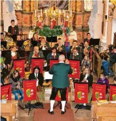  ?? Foto: Anita Neukirchne­r ?? Ein eindruckvo­lles Jahreskonz­ert bot unter dem neuen Dirigenten Milan Nemec die Musikkapel­le Osterbuch am zweiten Adventsson­ntag. Zahlreiche interessie­rte Gäste füllten die Kirche.
