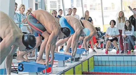  ?? FOTO: PRIVAT ?? Schwimmer aus Baden-Württember­g, Österreich und der Schweiz kommen am Wochenende zum Sprintpoka­l ins Ravensburg­er Hallenbad.