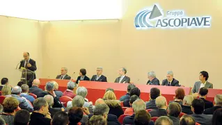  ??  ?? I sindaci in assemblea Asco Holding è una società a controllo pubblico in mano ai Comuni; i privati hanno un 8%