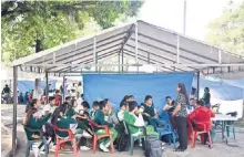  ??  ?? Mil 80 alumnos estudian ahora en la plaza Emiliano Zapata de Zacatepec; era importante que dejaran la casa, dice el director Eugenio Campuzano.