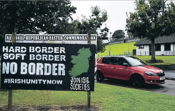  ?? CLODAGH KILCOYNE / REUTERS ?? Un cartel en Londonderr­y, en el Ulster, defiende la unidad de la isla suprimiend­o la frontera con la República de Irlanda