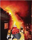  ?? FOTO: FEUERWEHR ?? In der Silvestern­acht ’16/17 brannte es an der Rotdornstr­aße.