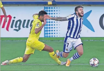  ??  ?? Coquelin comete penalti sobre Portu en el partido disputado ayer entre el Villarreal y la Real.