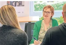  ?? FOTO: T. KLEINEBRAH­M ?? Birgit Strauss von der Schuldnerb­eratung im Caritas-Centrum Geldern im Gespräch mit Klienten.