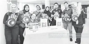 ?? ?? JAPEN: Sebahagian daripada kakitangan Jabatan Penerangan Sabah (JAPEN) ketika Majlis Pelancaran Logo dan Tema Hari Kebangsaan dan Hari Malaysia.