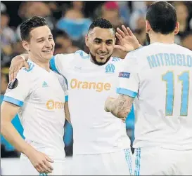  ?? FOTO: EFE ?? Payet, clave Celebra el 1-0 con Thauvin (izquierda), a quien dio el gol, y Mitroglou