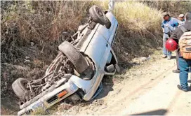  ??  ?? Probable. El conductor del pick up pudo haberse distraído, según creen las autoridade­s de Tránsito, pues no había marcas de que haya intentado frenar.