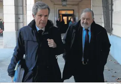 ?? JOSÉ ÁNGEL GARCÍA ?? Eduardo Herrera (a la derecha) y su abogado, Adolfo Cuéllar, a finales de enero en la Audiencia de Sevilla.