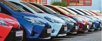  ??  ?? Insgesamt vier Toyota Autohäuser unterhält die Franz Strobel KG. Helmut Sassarat, Mitglied der Geschäftsl­eitung, ist sich sicher: „Es wird immer einen Handel vor Ort geben.“