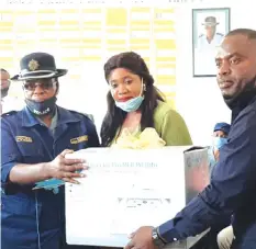  ??  ?? Mutare businessma­n, Mr Charles Chave and his wife, Nomsa, hand over one of the computers to Officer Commanding Mutare District, Chief Superinten­dent Florence Marume