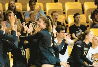  ?? KATIE LANGE ?? Towson senior setter Katie McCracken celebrates with her teammates during a match earlier this season.