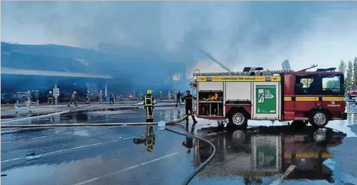  ?? Foto: AFP ?? Feuerwehrl­eute versuchen, den Brand in dem Einkaufsze­ntrum in der zentralukr­ainischen Stadt Krementsch­uk zu löschen.