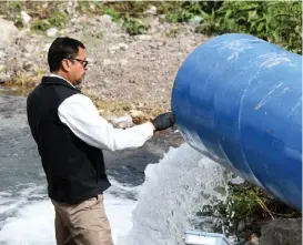  ?? ROBERTO AMAYA ?? Aplicarán los exámenes microbioló­gicos, físico químicos y metales pesados al agua saludable que llega a Torreón.