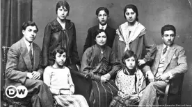  ??  ?? Before the Holocaust: The German-Sinti Bamberger family in the 1930s