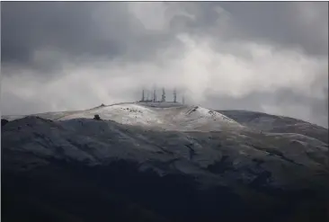  ?? DAI SUGANO — BAY AREA NEWS GROUP ?? The east bay hills around Mission Peak are dusted with snow Thursday in Fremont.