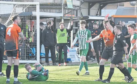  ?? ?? Peterborou­gh Sports defender Ryan Fryatt (4) is sent off in the game against Blyth Spartans. All photos David Lowndes.
