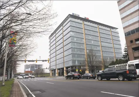  ?? Tyler Sizemore / Hearst Connecticu­t Media ?? About 35 cafeteria workers are set to be laid off Friday at 600 Washington Blvd., in downtown Stamford, as a result of their employer losing its contract there, according to the union that represents the workers.