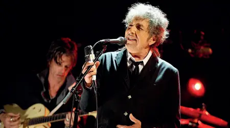  ??  ?? Senza sosta Bob Dylan in una foto recente sul palco: fa ancora un centinaio di concerti l’anno