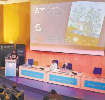  ?? ?? Presentaci­ón de ‘Simiente’ en el salón de actos de Ciencias de la Salud de la UAL.
LA VOZ