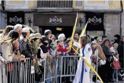  ?? Laura Trives ?? Público y turistas en la procesión del Domingo de Ramos, este año.