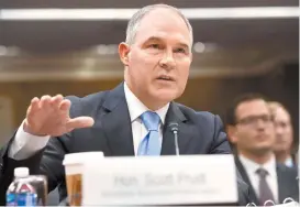  ??  ?? El funcionari­o Scott Pruitt niega el cambio climático.