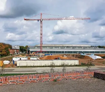  ?? FOTO: UWE MISERIUS ?? Noch ist nicht viel zu sehen. Das neue Gebäude an der Werkstätte­nstraße wird im Bereich der Forschung und Lehre zweigescho­ssig, der Bürotrakt wird viergescho­ssig.