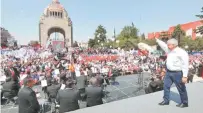  ??  ?? En el Monumento a la Revolución, el Presidente tuvo su primera reunión cara a cara con uno de los sectores más duros del PRI: la CTM.