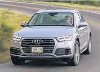  ?? FOTO: HERSTELLER ?? Der markante Kühlergril­l und die kantigen Scheinwerf­er verleihen dem neue Audi Q5 ein schnittige­s Äußeres.