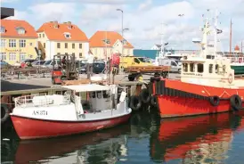  ??  ?? Thyborøn har en flotta på 110 fiskebåtar. I Fiskehalle­n kan man köpa färsk fisk, eller äta en spätta för 118 danska kronor.