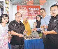  ?? — Gambar Bernama ?? LAWATAN: Hamzah (tiga kiri) melihat produk mainan yang dihasilkan ketika melawat Kilang mainan Su Ta Toys Sdn Bhd di kawasan Perindustr­ian Alor Gajah di Melaka, semalam.