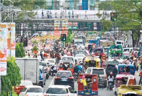  ?? (SUN.STAR FOTO/AMPER CAMPAÑA) ?? OPENING SALVO. The opening of the nine-day-long religious celebratio­n of this year’s Feast of the Sto. Niño caused traffic in some parts of Osmeña Blvd.