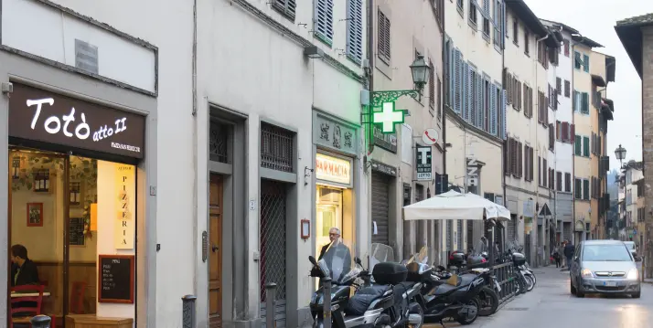  ??  ?? Piazza San Felice, nel cuore dell’Oltrarno: qui i due palazzi al civico 2 e al civico 3 (quelli della farmacia e del Caffè Bianchi) stanno per essere riconverti­ti in strutture destinate all’accoglienz­a dei turisti