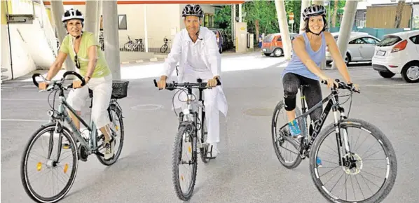  ?? BILD: SN/SALK ?? Sportmediz­iner und Kardiologe Josef Niebauer mit Studientei­lnehmern, die auf dem Weg zur Arbeit vom Auto auf das Rad umgestiege­n sind.