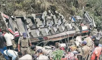  ?? PTI ?? People carry out rescue and relief work after a bus fell into a deep gorge in Pauri on Sunday