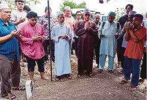  ?? BERNAMA PIC ?? Family and friends saying their prayers at Professor Emeritus Datuk Dr Shahnon Ahmad’s funeral at Sungai Tangkas Muslim cemetery in Bandar Baru Bangi yesterday.