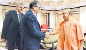  ?? HT ?? ▪ Microsoft founder Bill Gates with chief minister Yogi Adityanath at a meeting in Lucknow on Friday.