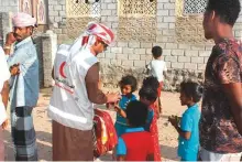  ??  ?? WAM Emirates Red Crescent distribute­d 1,000 food baskets to families in Al Wade’a district of Abyan, Yemen.