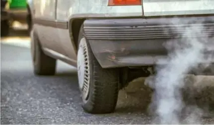  ?? FOTO BELGA ?? Vanaf 1 februari kun je met een oude dieselauto de lageemissi­ezone in Antwerpen niet meer in, tenzij je betaalt. Op de tweedehand­smarkt is de prijs van benzinewag­ens al gestegen.